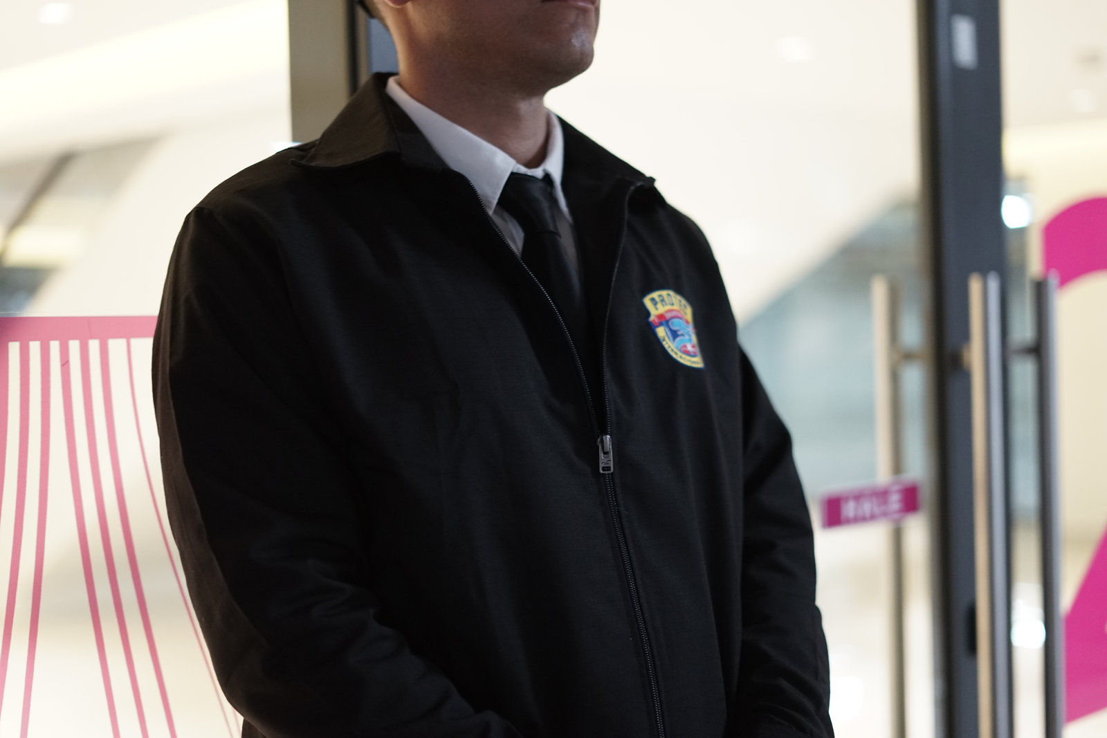 Uniforme PROTEC en una fotografía institucional de la empresa